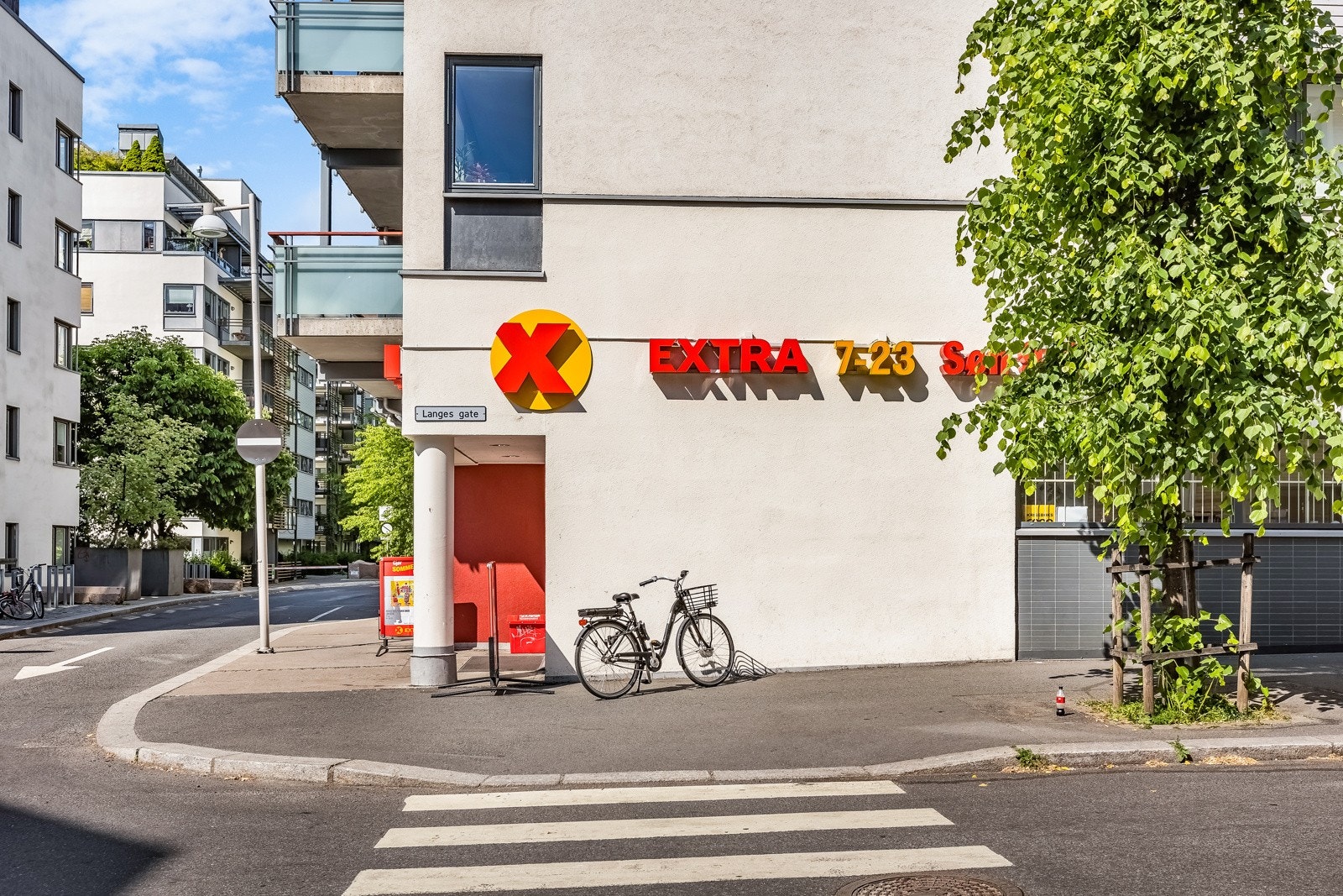 Det er flere dagligvarebutikker samt søndagsåpne butikker i kort gangavstand. Galleribilde