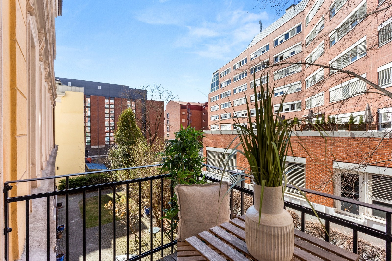 Balkongen vender mot stille og rolig bakgård. Galleribilde