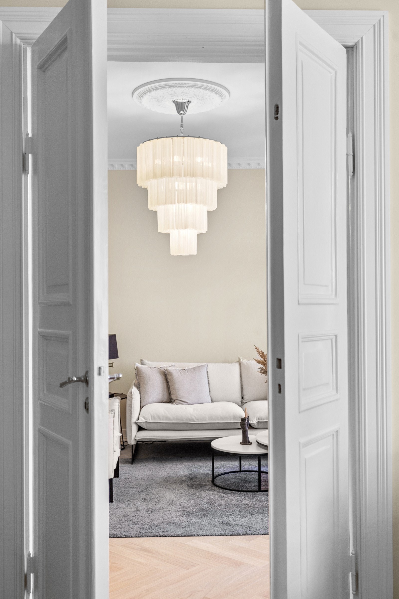 Vakre, klassiske detaljer som god takhøyde, stukkatur, rosett og doble fløydører. Galleribilde