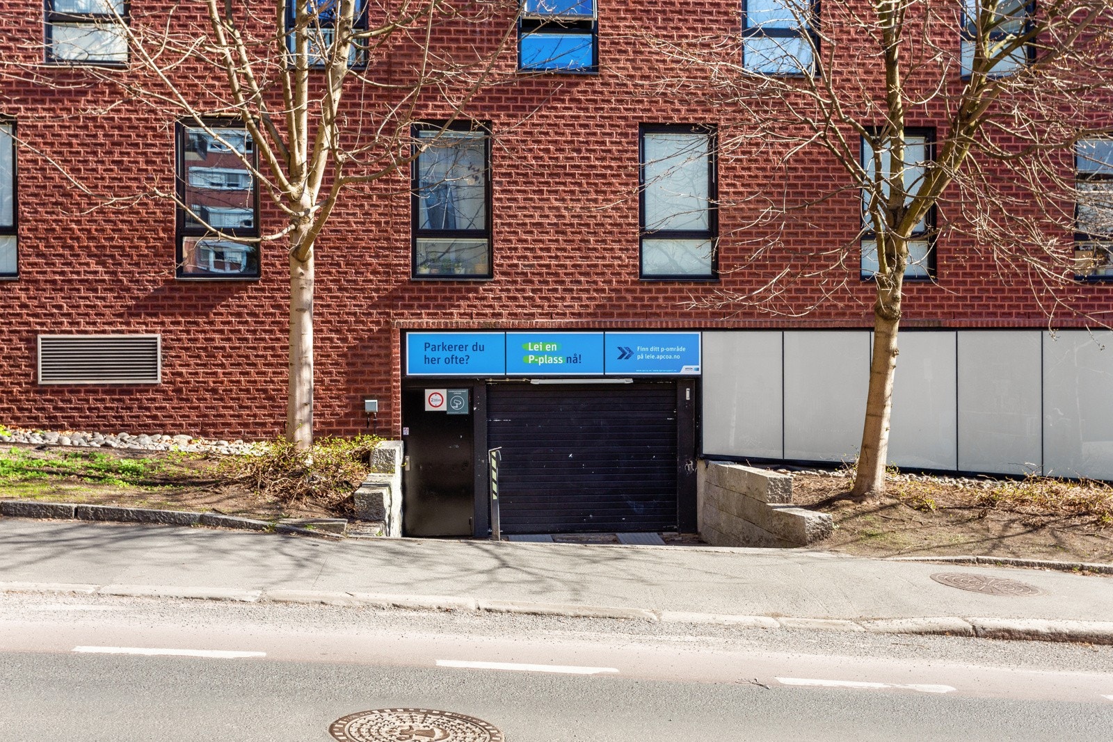 Det er gode garasjeleie-muligheter i nærheten. Forrige eier har leid parkering i parkeringshuset TTime park som ligger rett over gaten Galleribilde