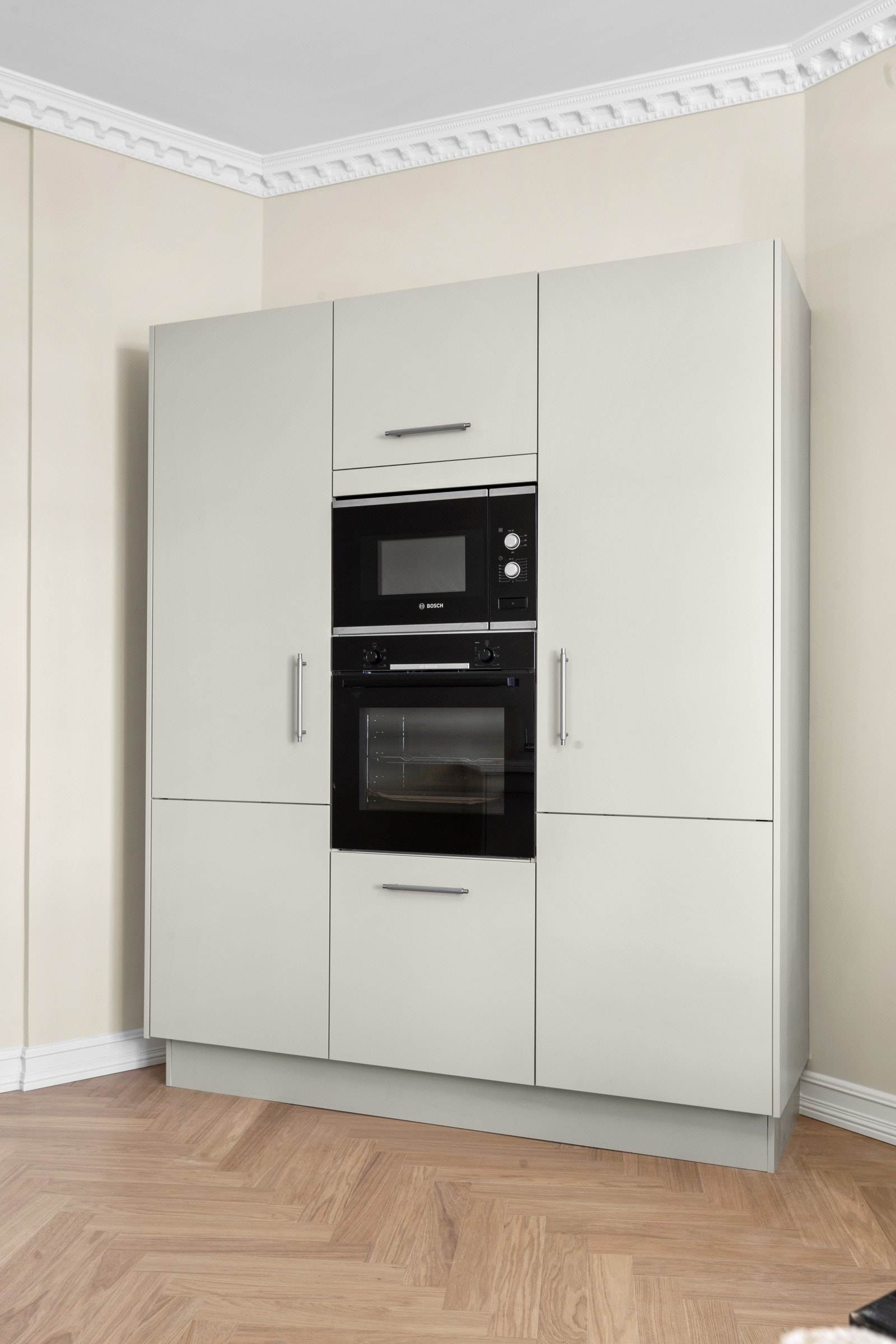 Alle hvitevarer er integrerte og medfølger. Lekre håndtak som matcher armatur på kjøkkenet. Galleribilde