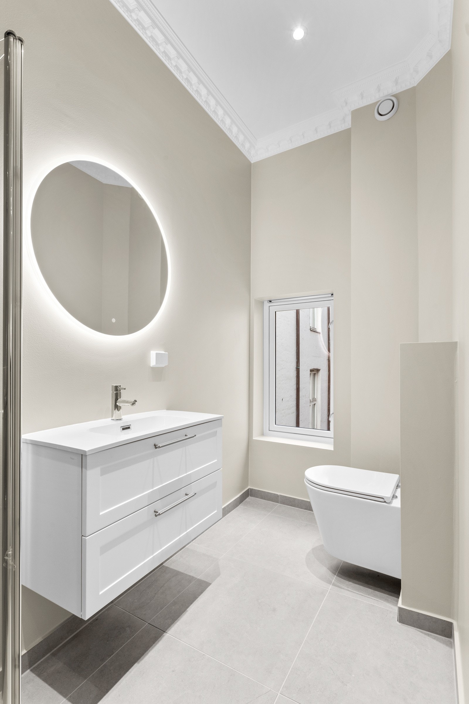 Nybygget bad i 2025 med nytt rør-i-rør system, membran, sluk og nytt støp med varmekabler. Galleribilde