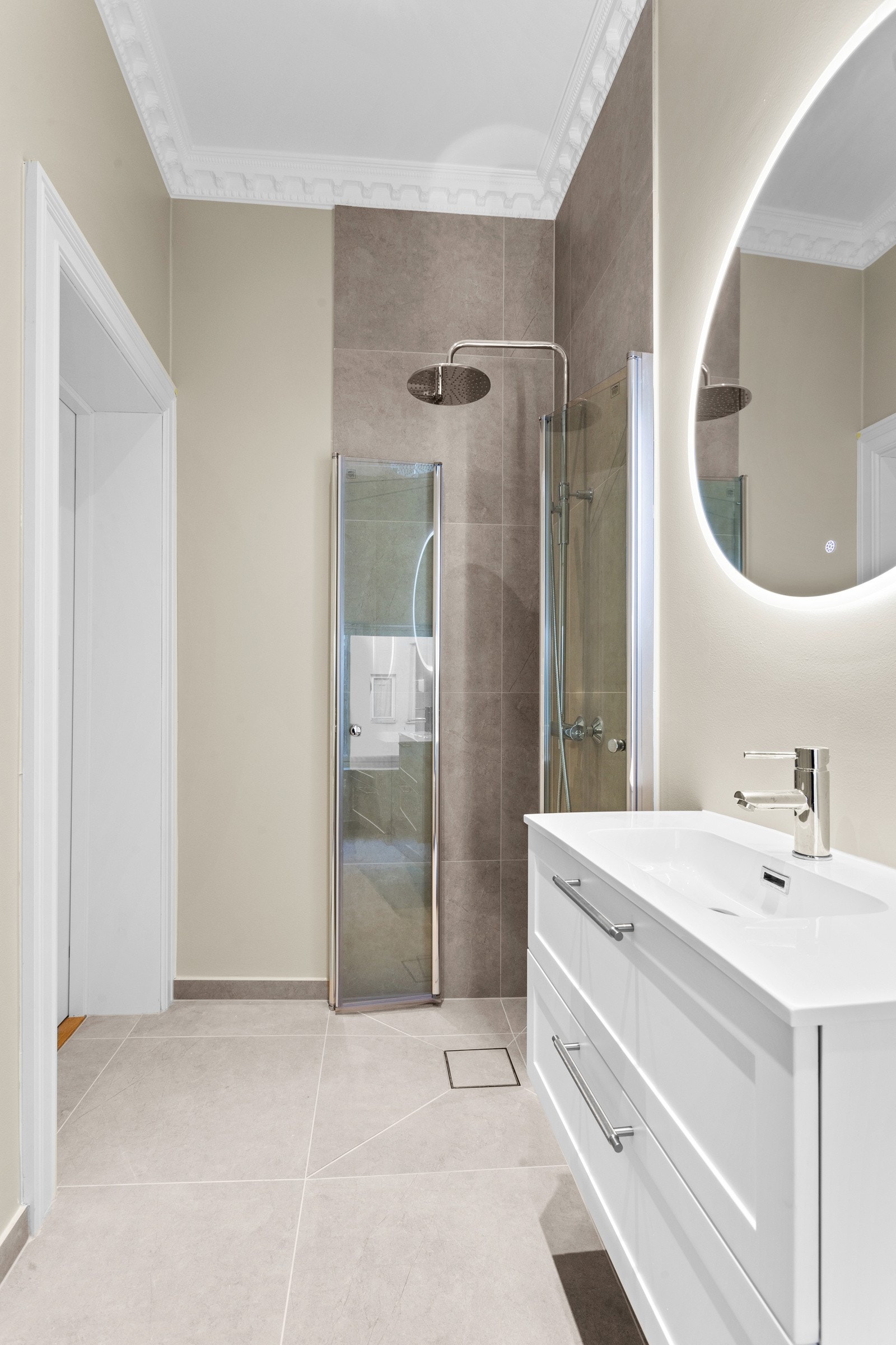 Armatur og servantbatteri fra Tapwell som matcher håndtak på kjøkken, dørhåndtak og armatur på kjøkken. Galleribilde