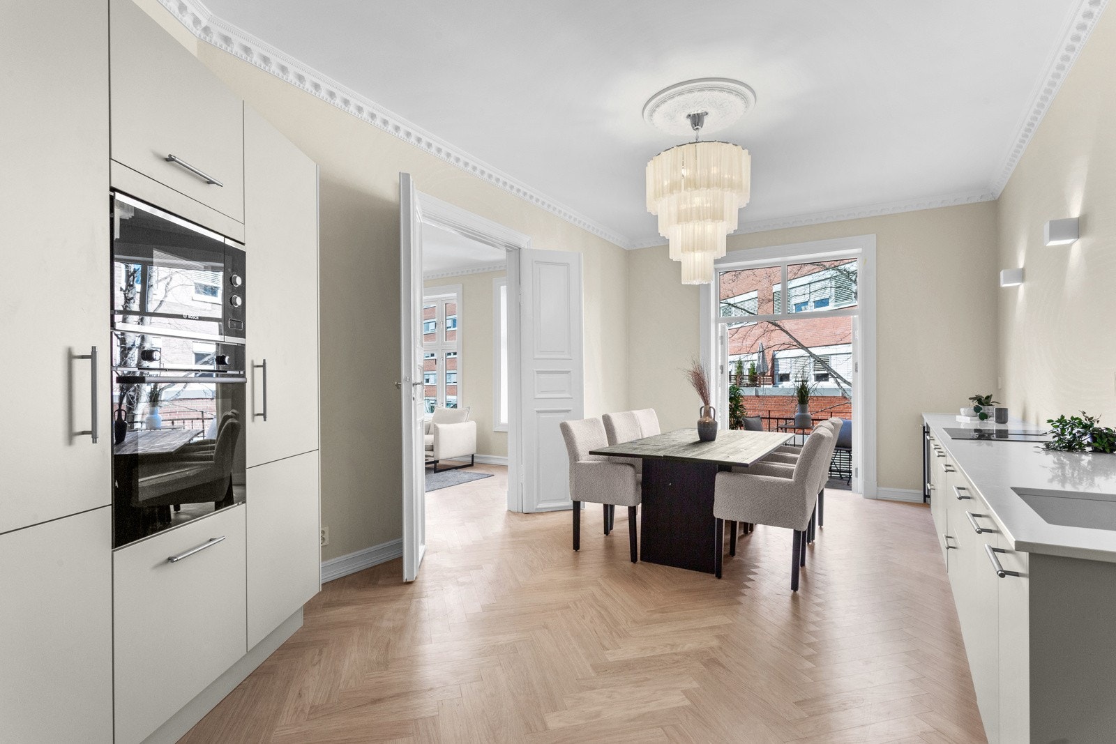 Innholdsrik hvitevarepakke med bl.a integrert vinskap og platetopp med integrert ventilator. Galleribilde