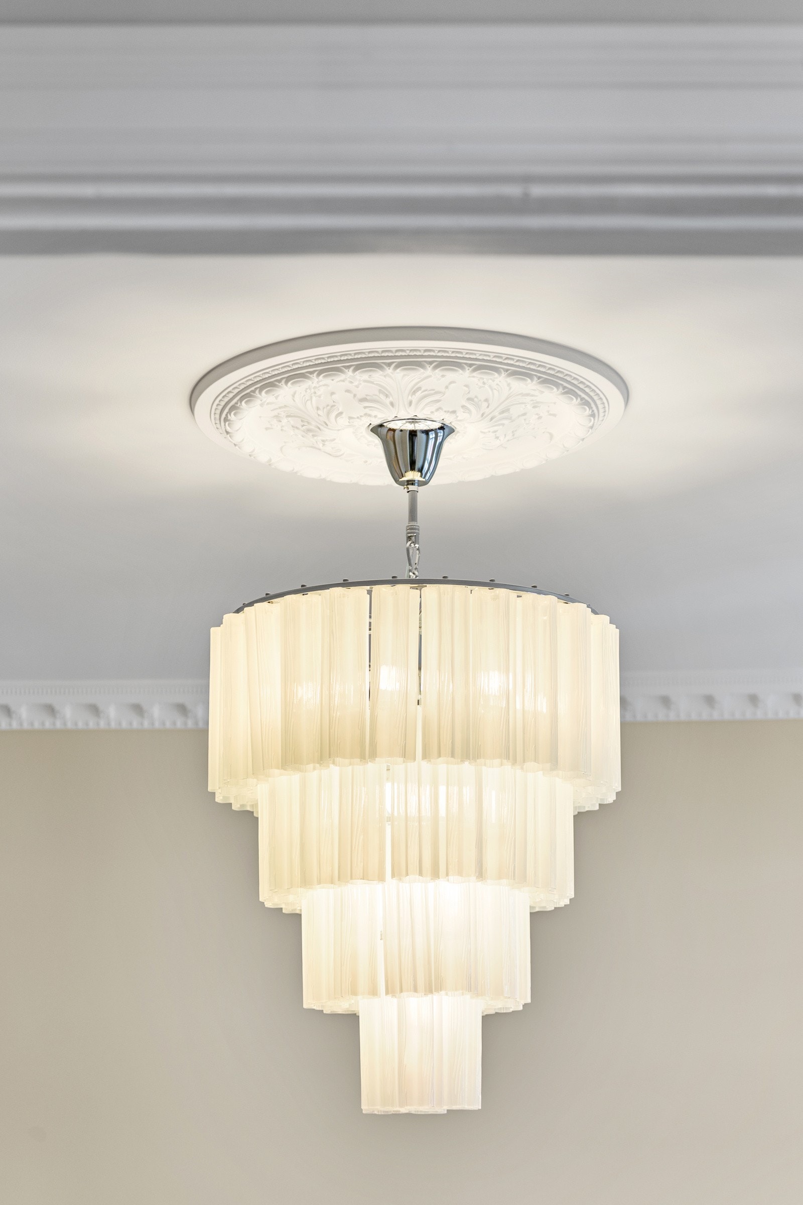 Skjult elektrisk anlegg i leiligheten som er oppgradert i 2025. Det er skjult anlegg til rosett for takbelysning uten synlige ledninger. Galleribilde