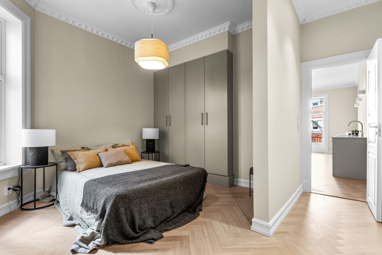 Master bedroom vender mot stille og rolig bakgård. Galleribilde