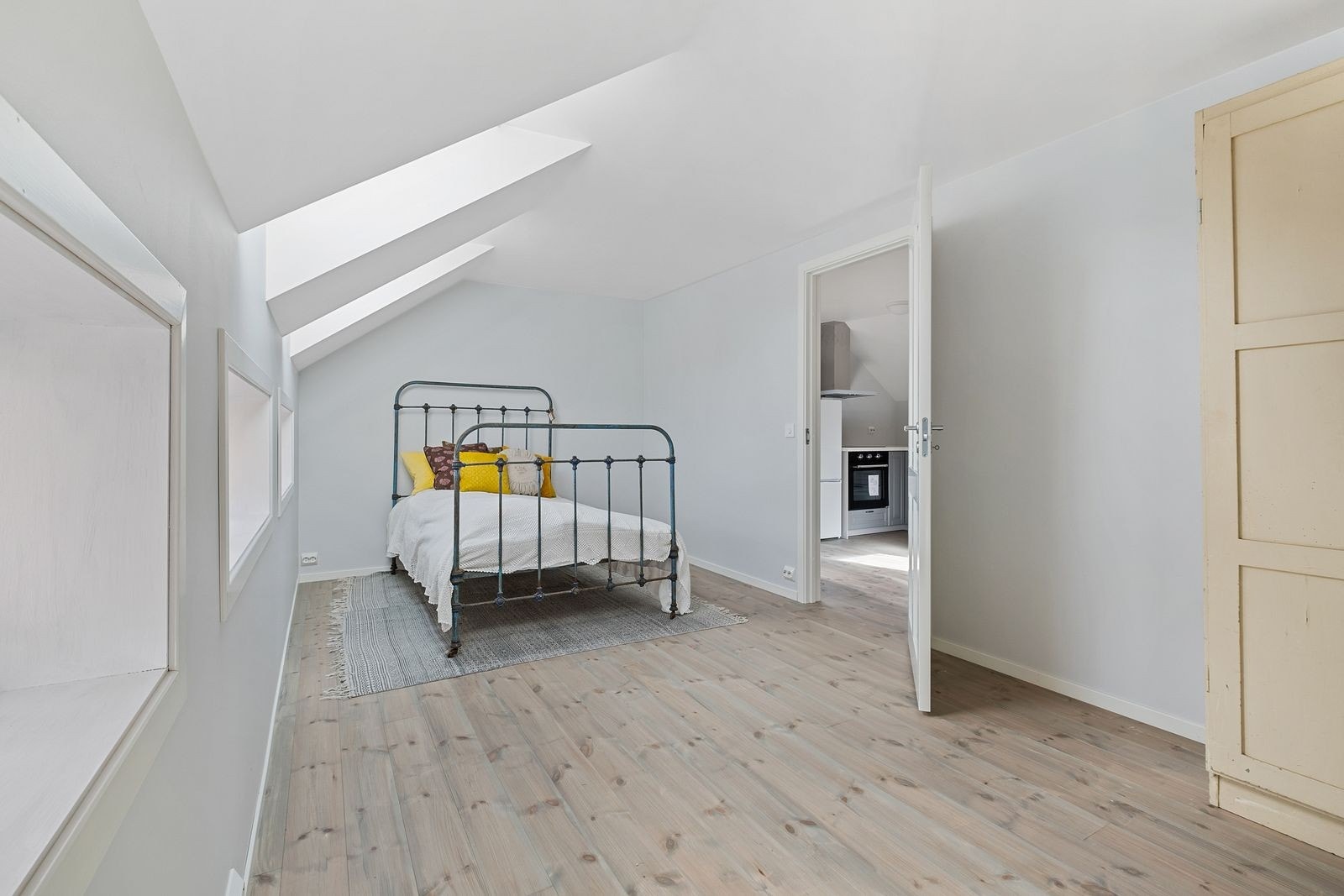 HYBEL: Romslig soverom med garderobe. Galleribilde