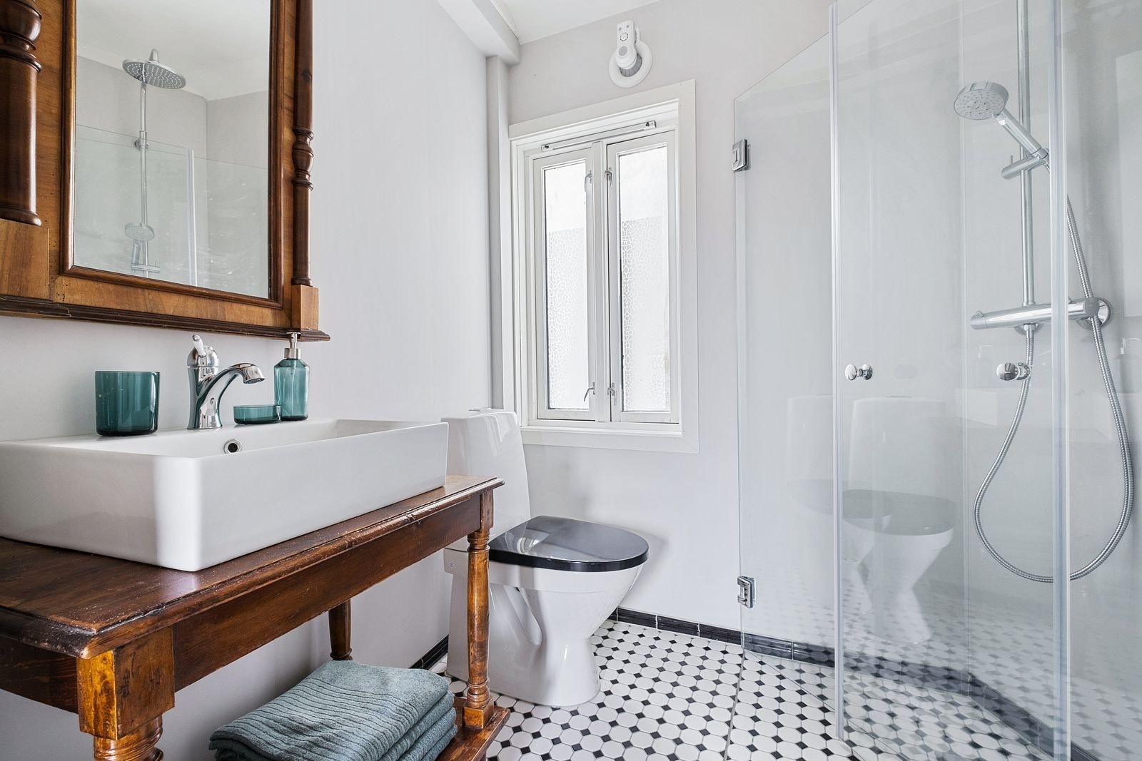 HOVEDDEL: Bad er nylig pusset opp, fliser på gulv og våtromsplater på vegger. Rommet har vask, speil, wc og dusj. Det er avtrekksvifte med fuktindikator på badet. Galleribilde