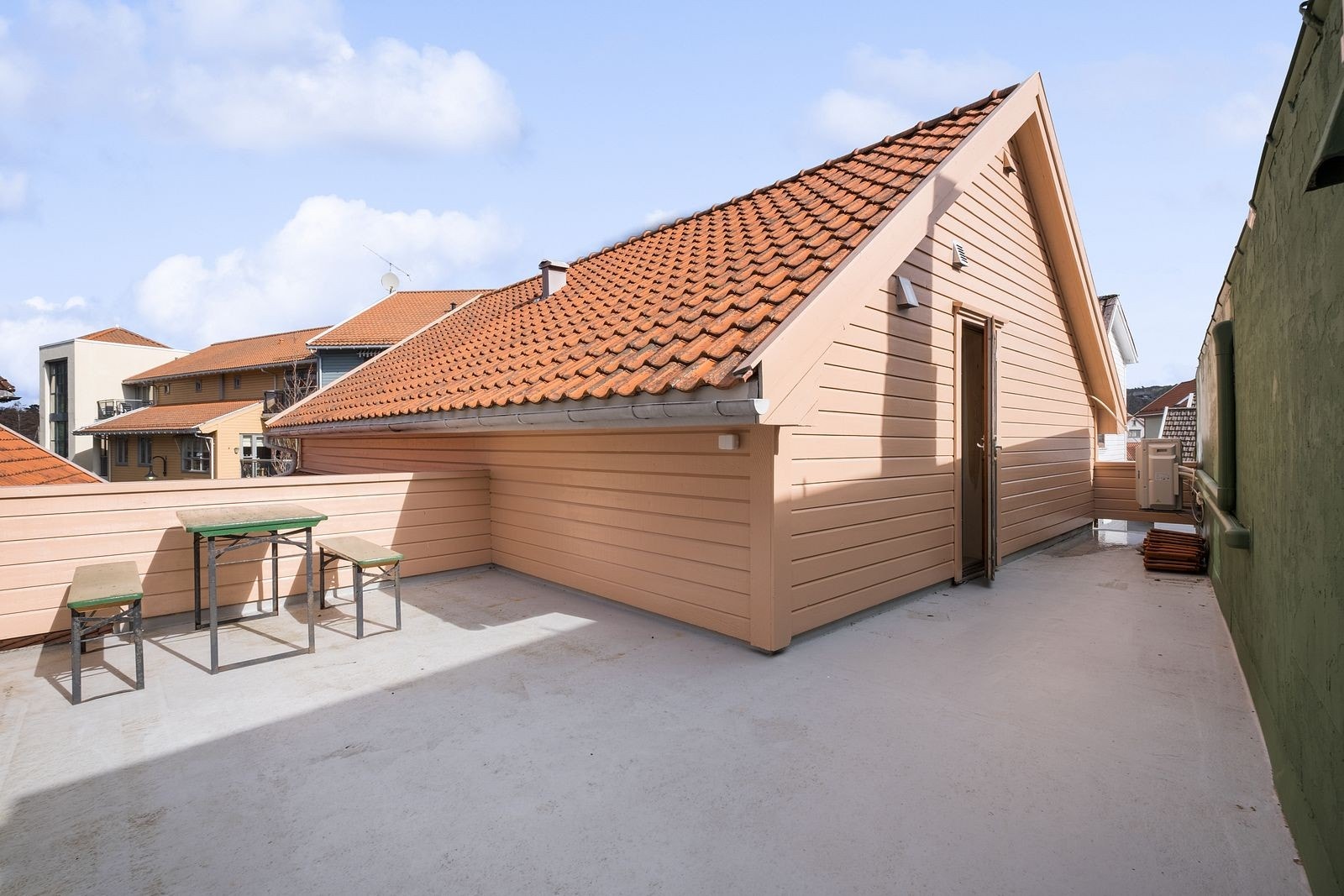 Begge leilighetene har utgang til stor felles terrasse med gode solforhold. Lunt og fint. Galleribilde