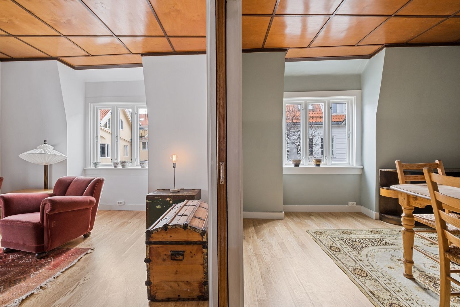 HOVEDDEL: Dobbel skyvedør inn til egen adskilt koselig spisestue. Galleribilde
