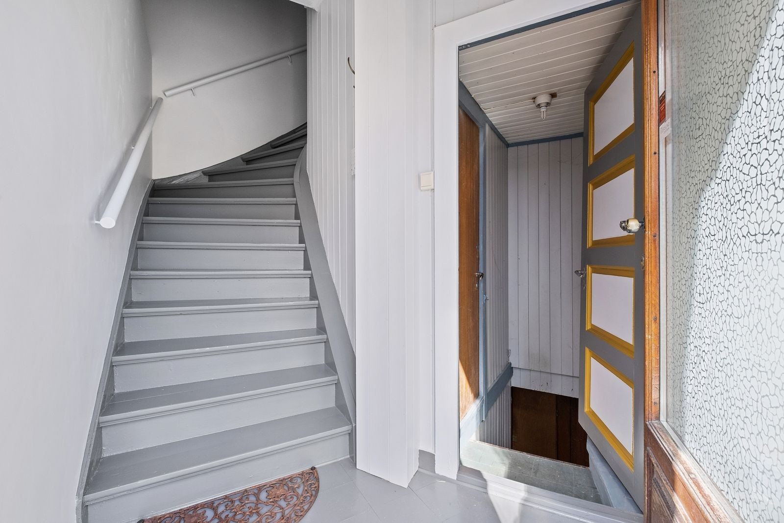 Hovedleiligheten har adkomst via felles trapperom fra Storgaten. Galleribilde