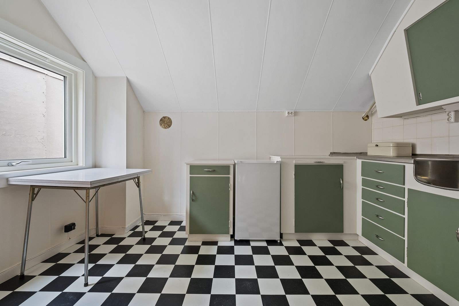HOVEDDEL: Kjøkken, innredning er av gammel stedbygget type som er pusset opp og malt. God skap- og benkeplass og innredning slik at matlagingen forenes med sosialt samvær. Plass til spisebord. Det rause vinduet gir godt med lysinnslipp. Galleribilde