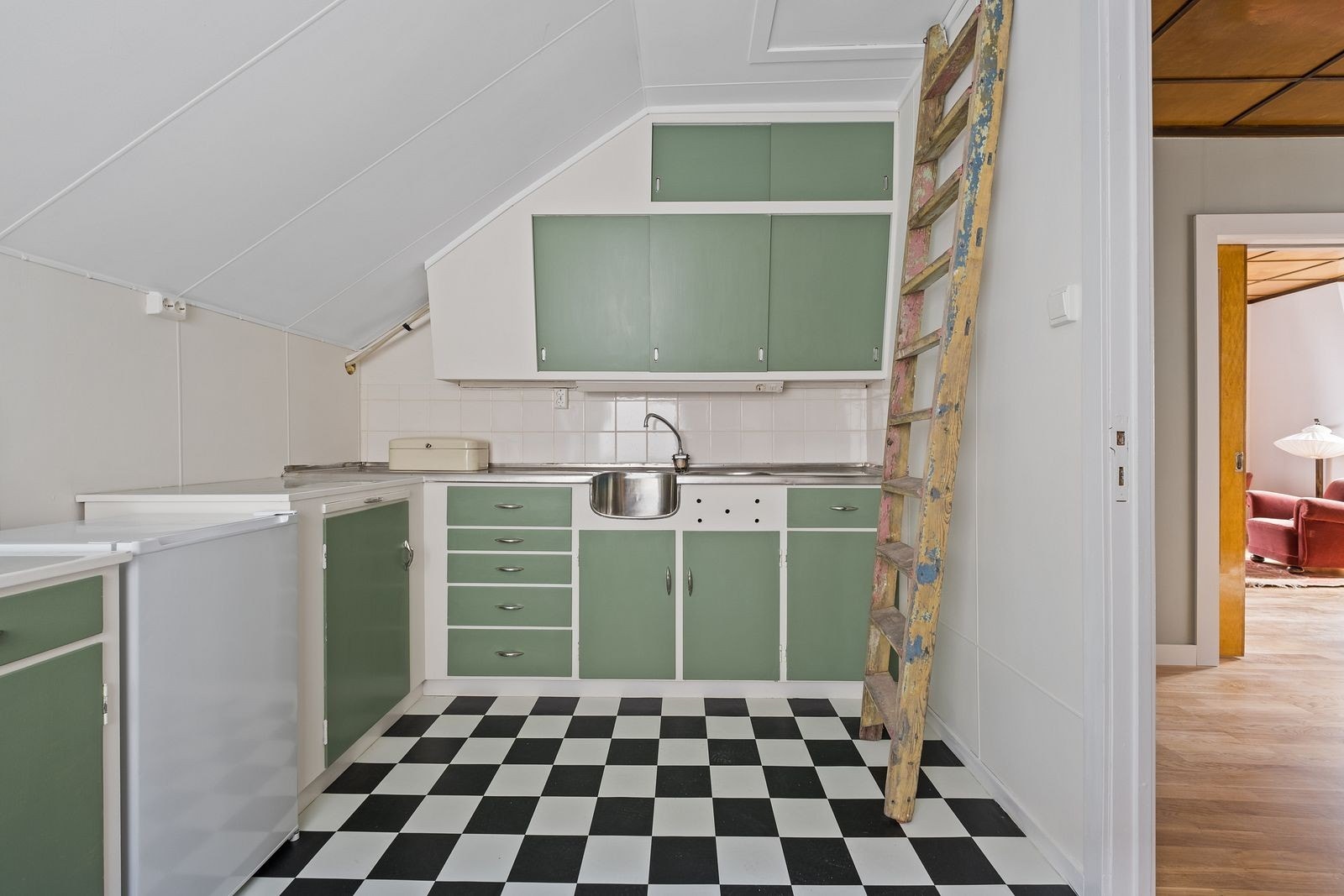 HOVEDDEL: Det er montert ventilator over kokesone. Et spennende rom, nostalgisk og sjarmerende! Galleribilde