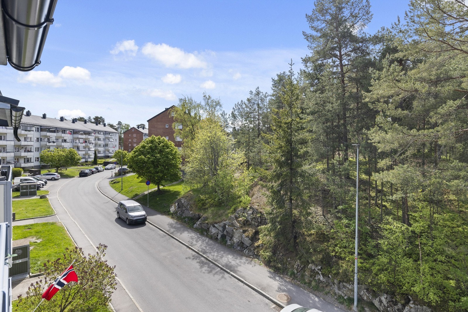 Boligen vender ut mot skogholt. Galleribilde