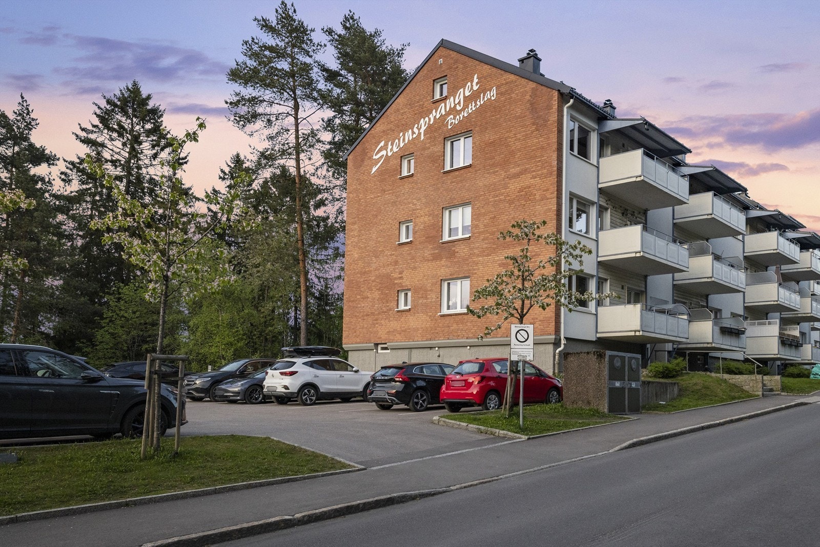 Leiligheten er tilknyttet Steinspranget Borettslag. Borettslaget består av 270 leiligheter. Galleribilde