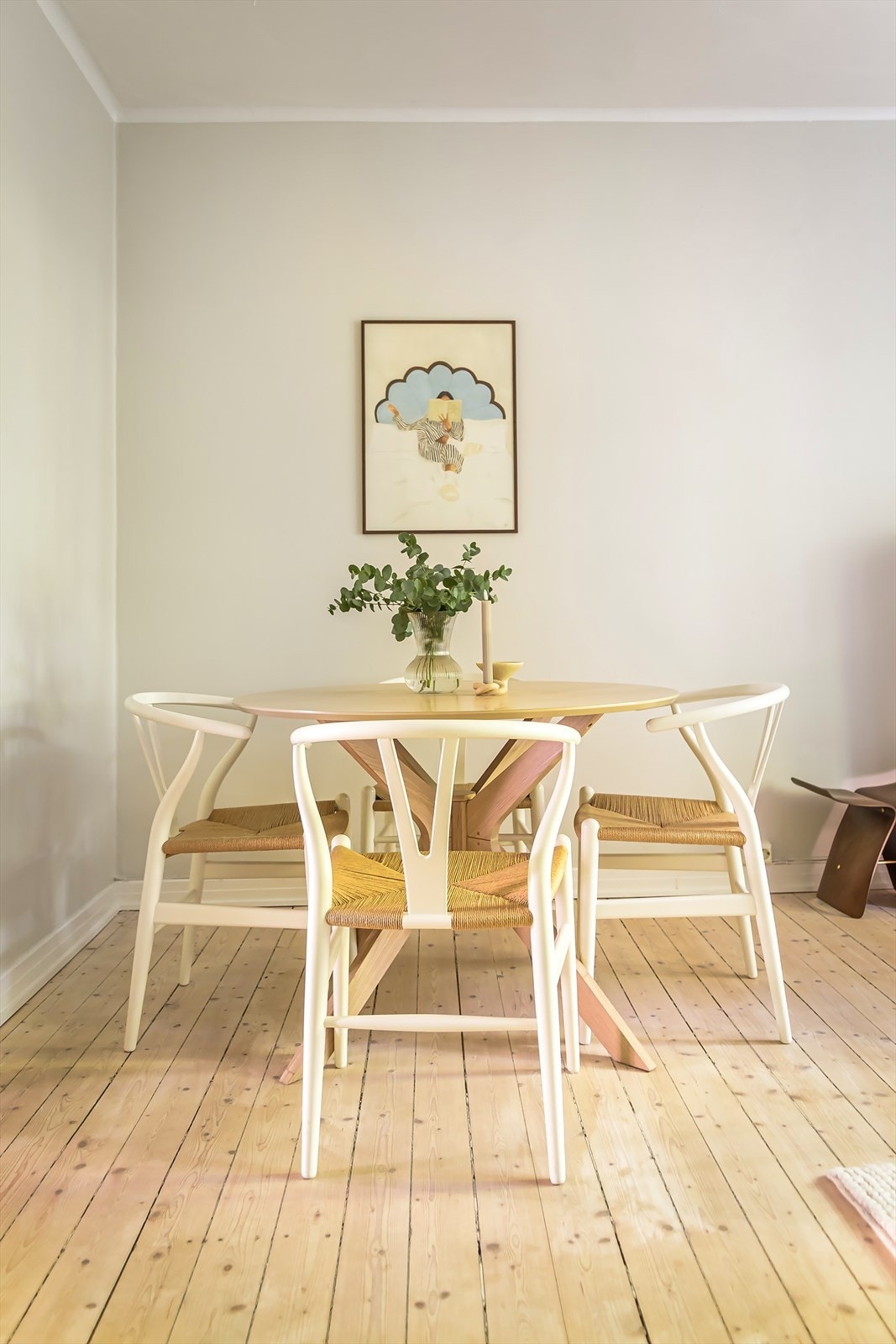 Rommet har delikate og gjennomtenkte fargevalg, som står i stil med de originale tregulvene. Galleribilde