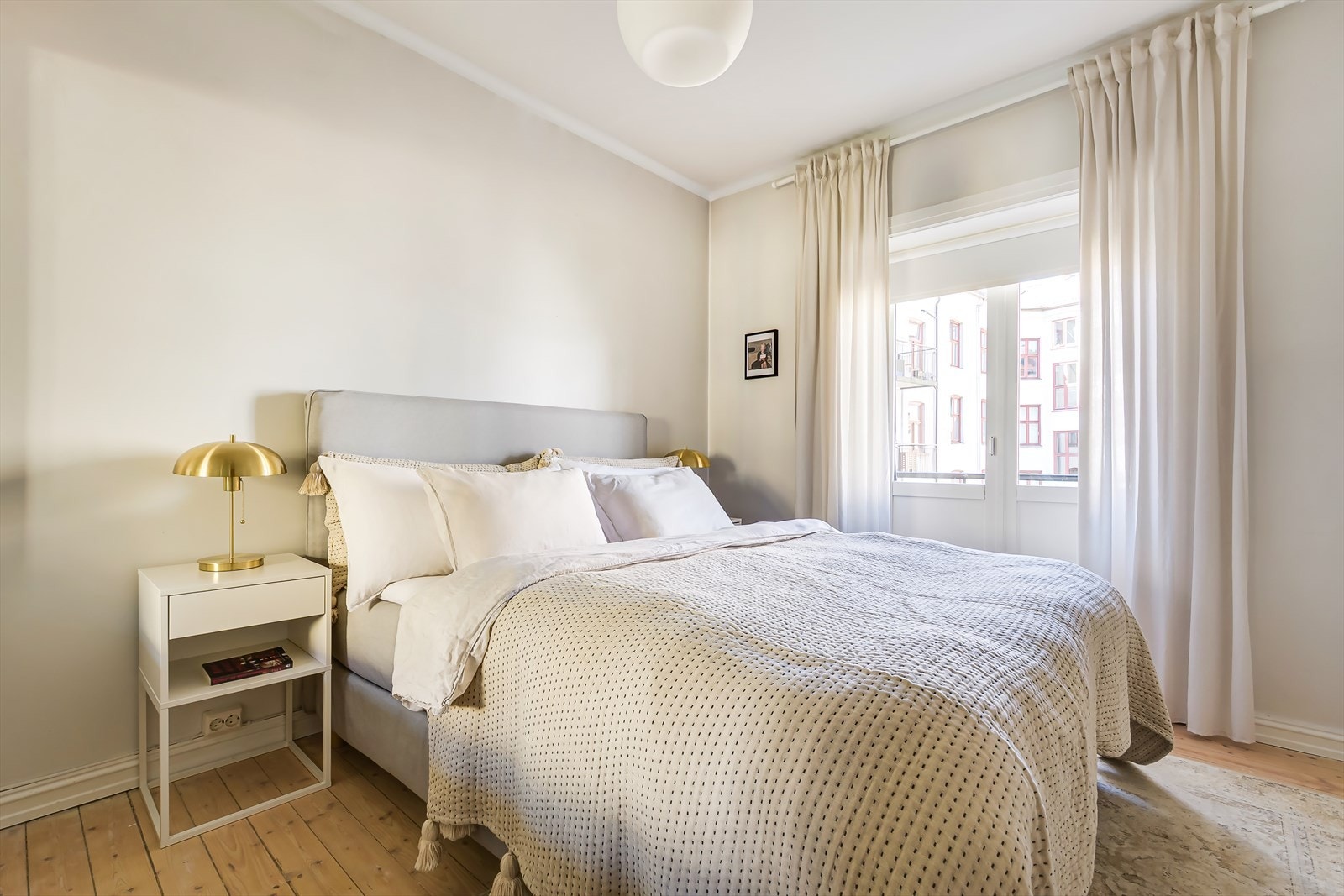 Romslig soverom med plass til dobbeltseng og nattbord. Galleribilde