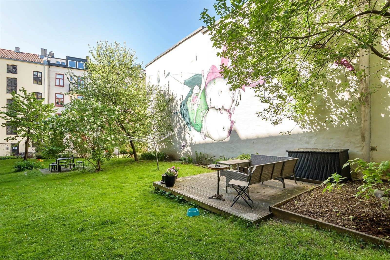 Leiligheten har attraktiv og sentrumsnær beliggenhet, med gåavstand til kollektivtrafikk, Akerselva, grønne parker og koselige kafeer og spisesteder. Galleribilde