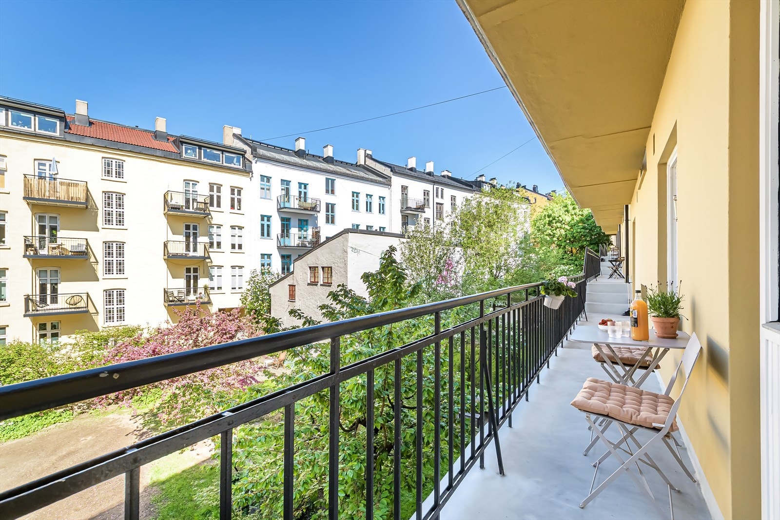 Balkongen ligger på enden og er vendt mot sørvest. Galleribilde