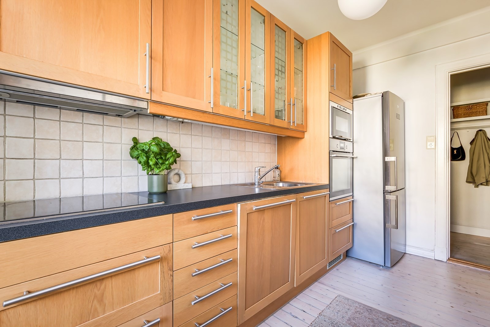 Slette fronter og laminat benkeplate med nedfelt stålvask med ettgreps-blandebatteri. Galleribilde