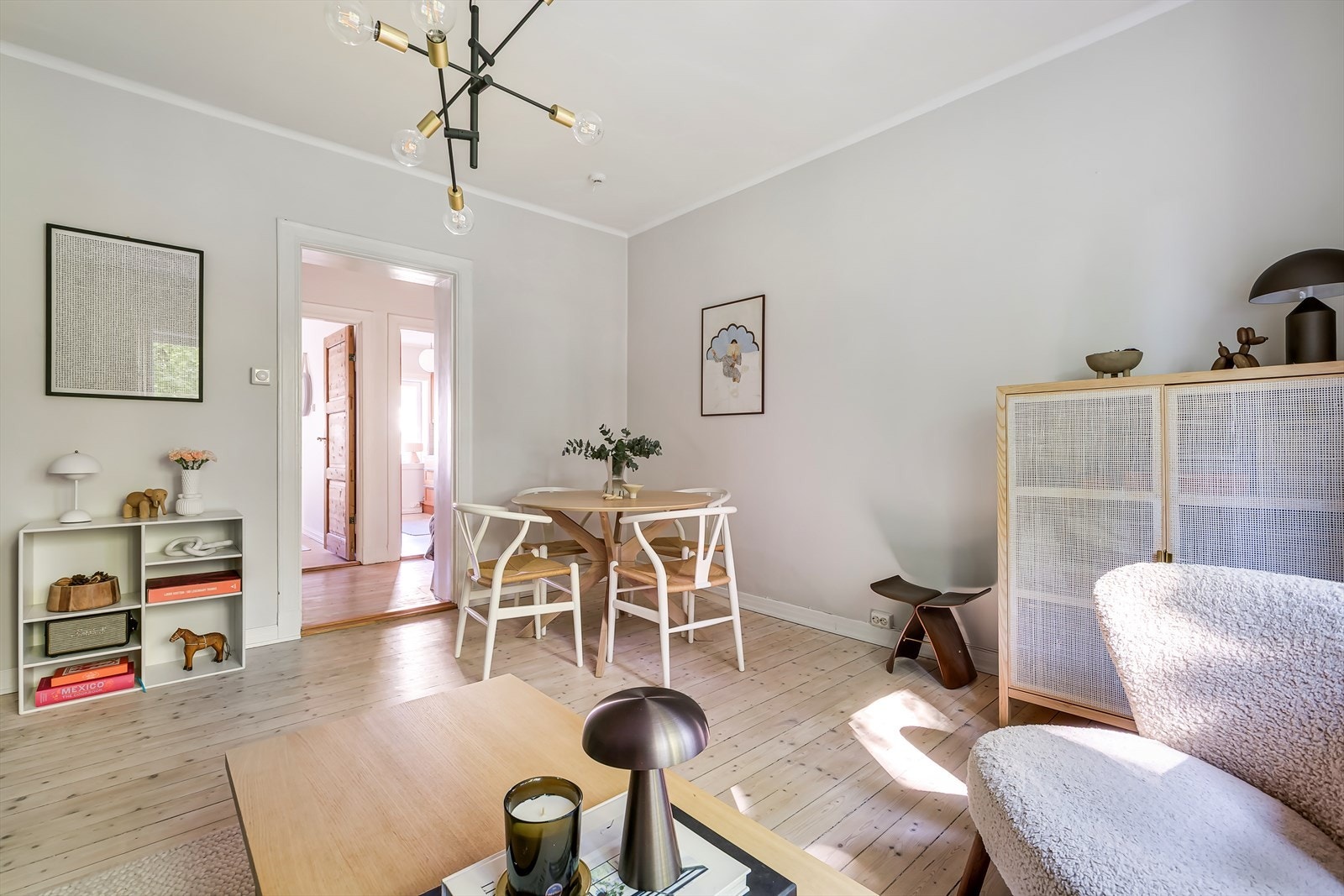 Leiligheten har gjennomgående planløsning med luftige rom, separat kjøkken og soverom vendt mot bakgård. Galleribilde