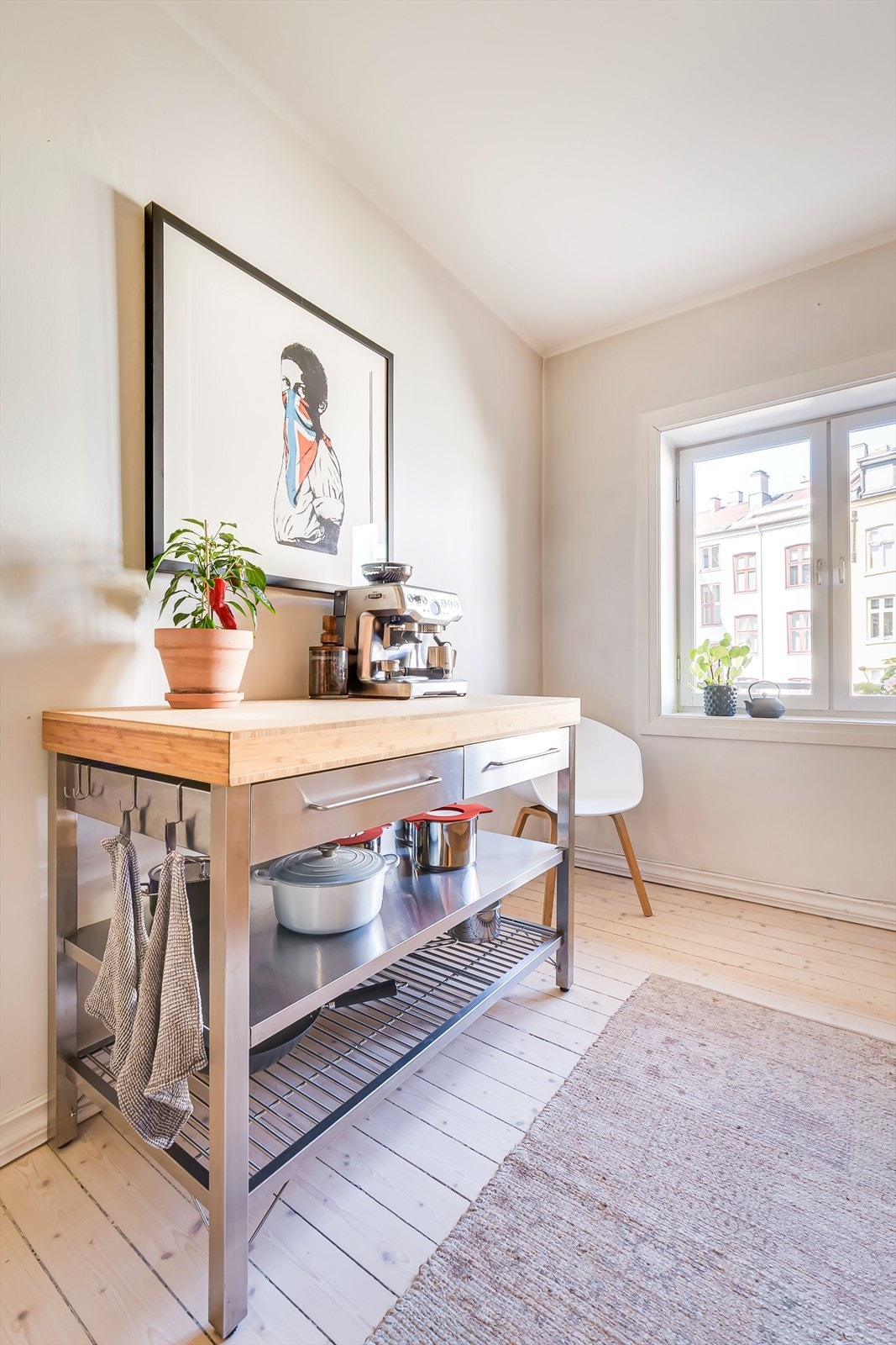 Integrerte hvitevarer med kjøl/fryseskap, oppvaskmaskin, stekeovn, platetopp og mikro. Galleribilde