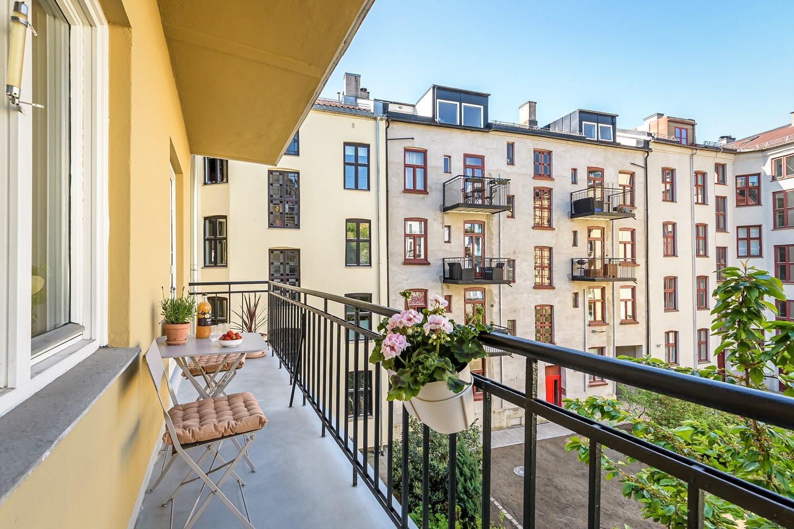 Leiligheten ligger usjenert til på enden av brannbalkongen Galleribilde