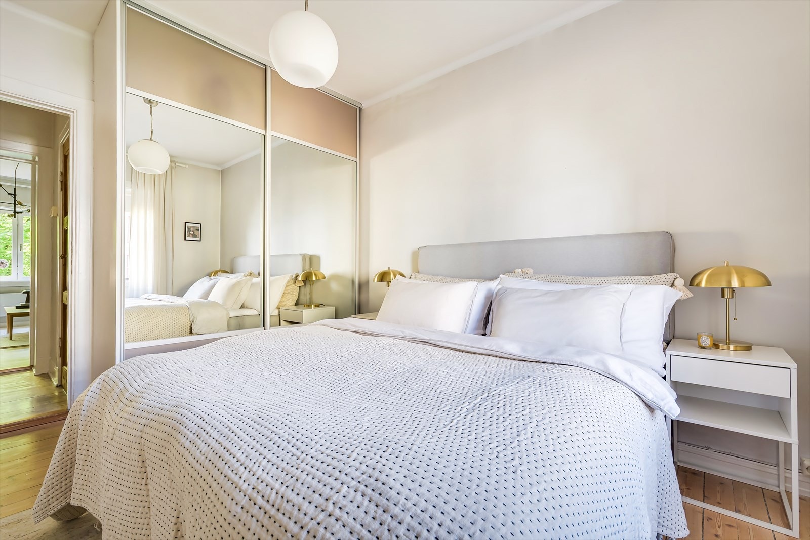 Det er god plass til oppbevaring i stort garderobeskap. Galleribilde