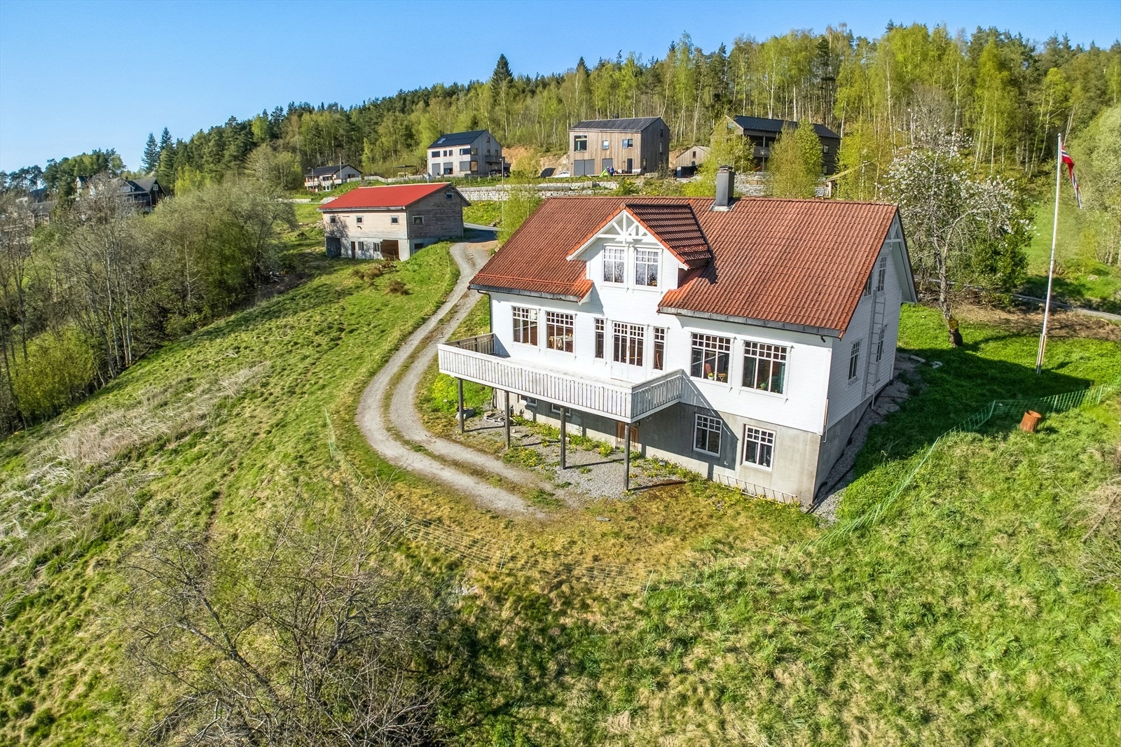 Her får du ein unik sjanse til å sikre deg ein spennande landbrukseigedom med mykje areal i nydelege, naturskjønne omgjevnadar. Galleribilde