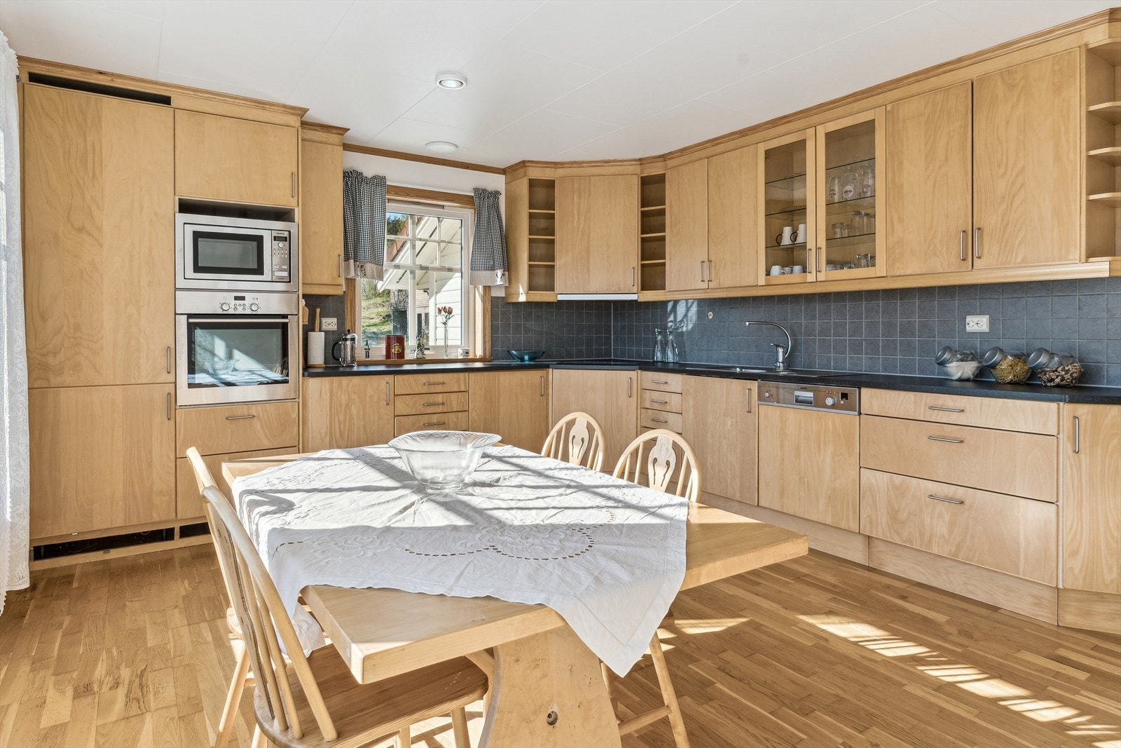 Kjøkkenet er romsleg, og innreidd med særs god skap-, skuffe, og benkeplass i innreiing frå Marbodal. Galleribilde