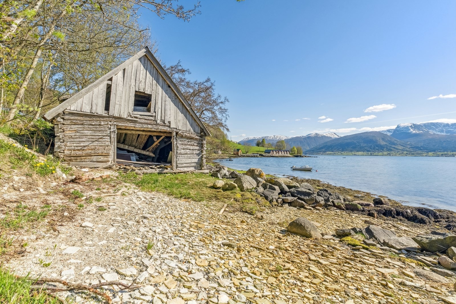 Nede ved fjorden har ein også naust og strandlinje, ein perfekt badeplass på varme somardagar! Galleribilde