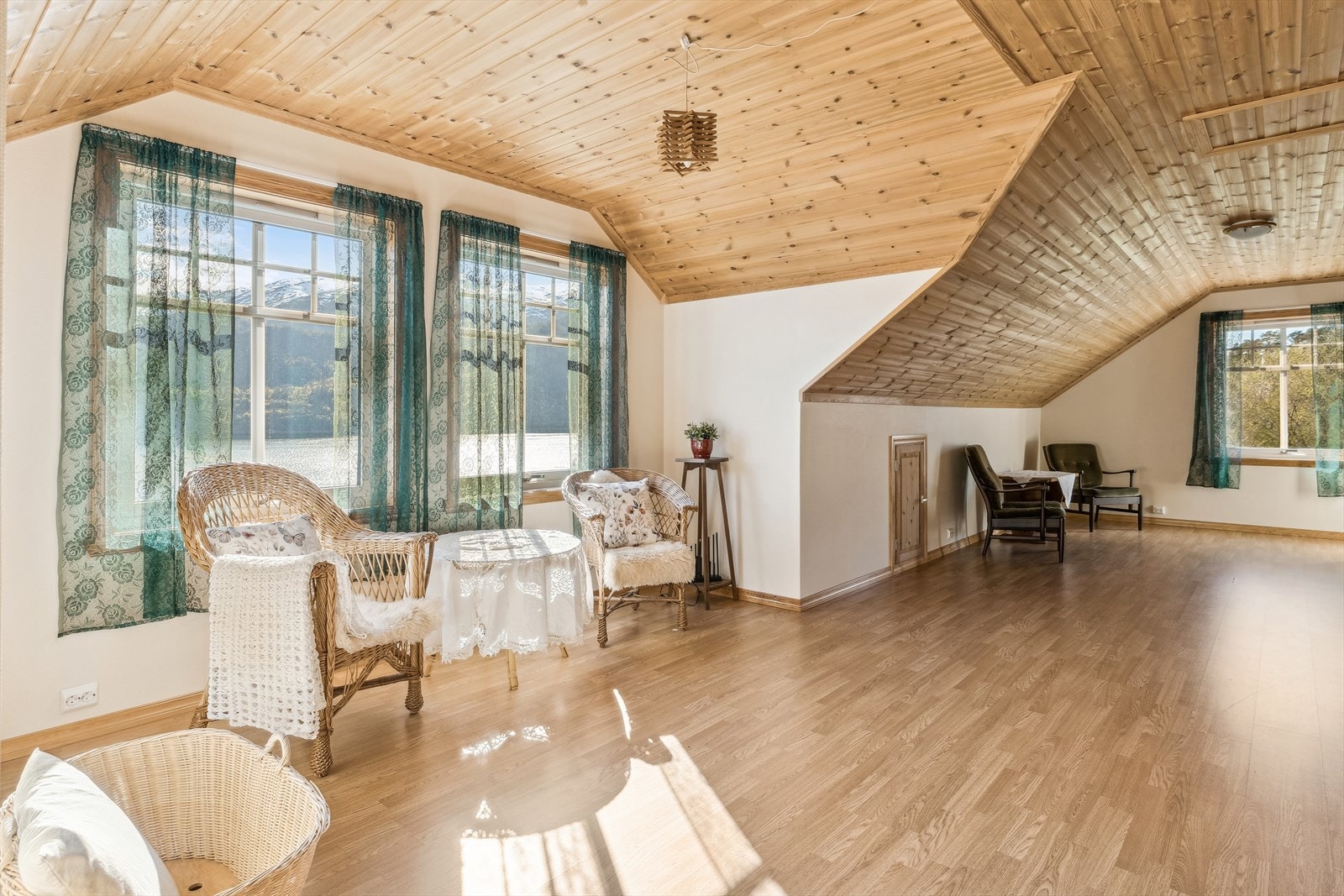 Stor loftstove med gode møbleringsmoglegheiter, samt fint utsyn over fjorden. Galleribilde