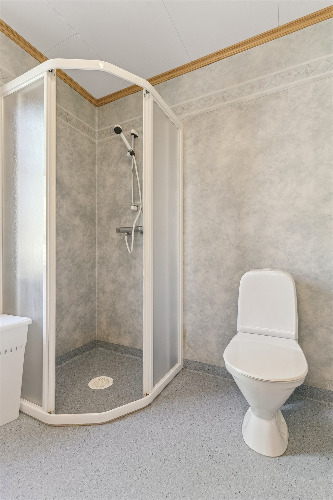 Det er også separat vaskerom i underetasjen, tilknytt hoveddelen av huset. Galleribilde