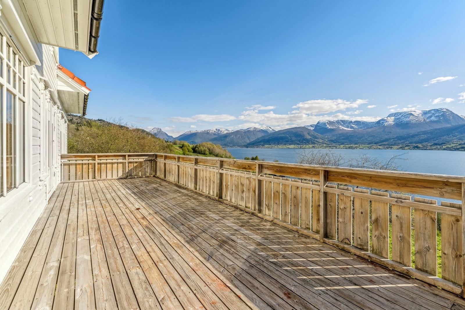 Terrassen er sørvendt med svært gode solforhold, og er på ca. 26 m². Galleribilde