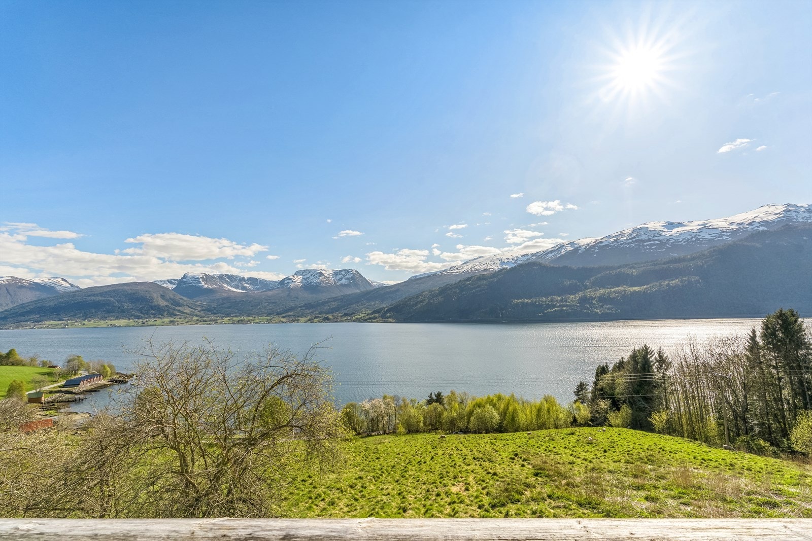 Det vakre fjord- og fjellandskapet dannar ei fin ramme rundt eigedomen, som er på over 290 dekar, og dermed konsesjonspliktig. Galleribilde