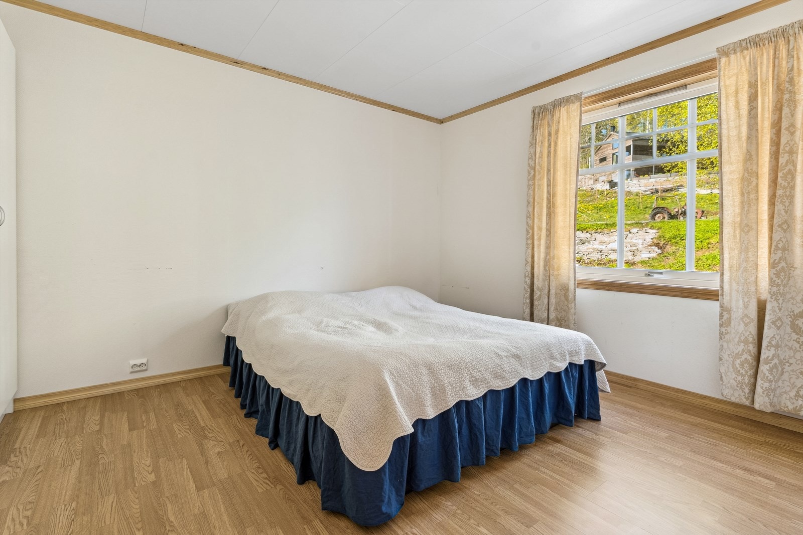 Hovedsoverommet er av god størrelse med god plass til dobbeltseng og alt av soveromsmøblement. Galleribilde