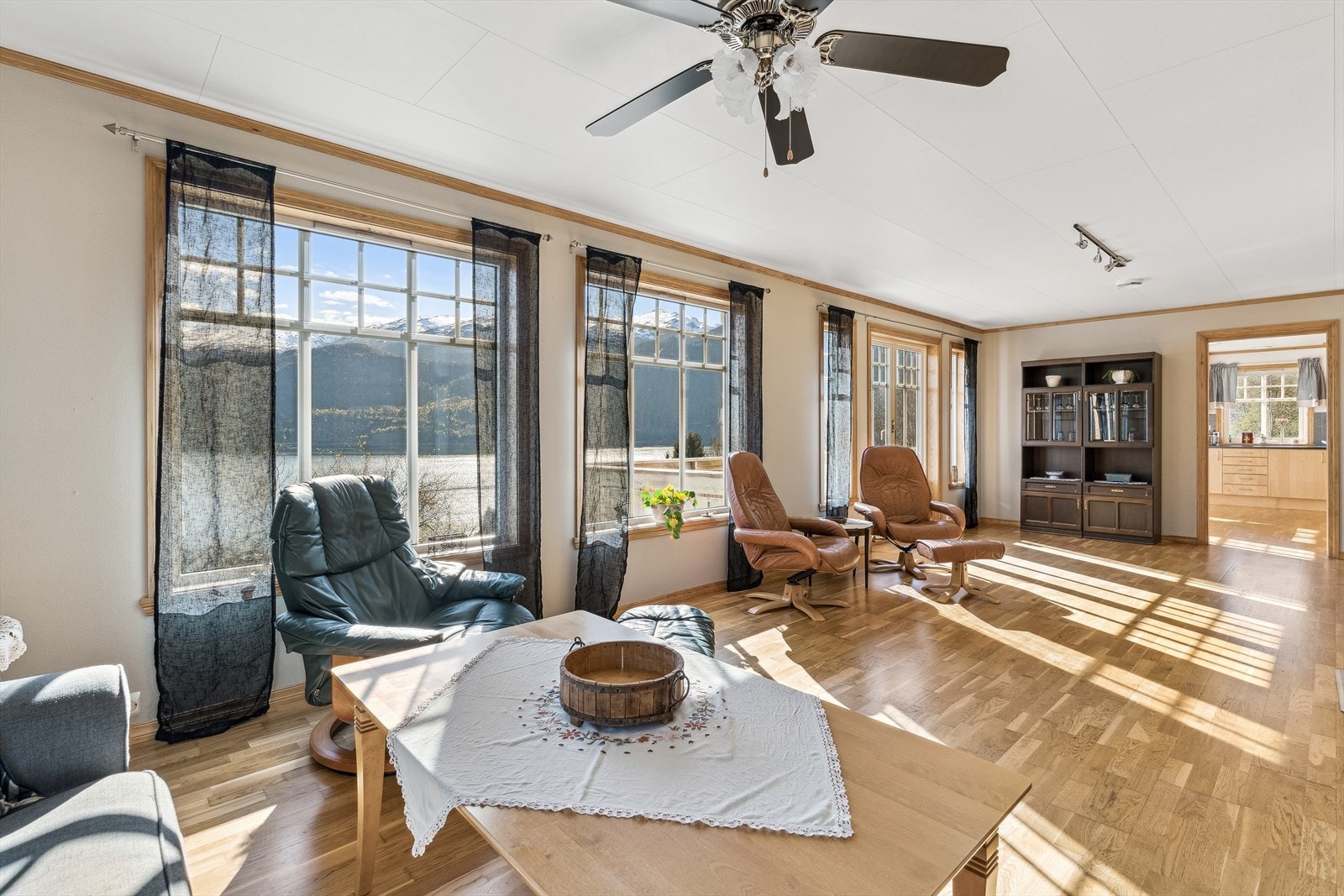 Stova er luftig og opa, med rom for ulike sosiale soner og fleire sittegrupper. Galleribilde