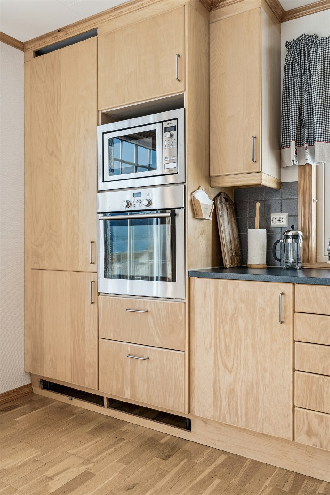 Alle kvitevarer er integrerte, med oppvaskmaskin, kjøleskap, platetopp, steikeomn og mikrobølgeomn. Galleribilde