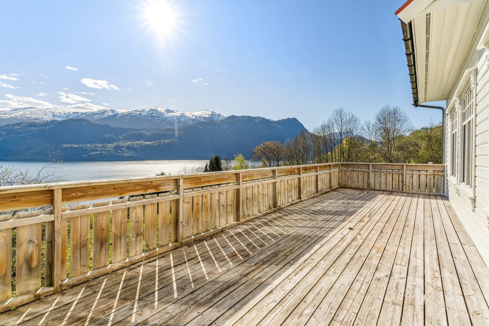 Her har ein god plass til utemøblar, perfekt for å invitere til grillmiddagar på varme sommardagar. Galleribilde