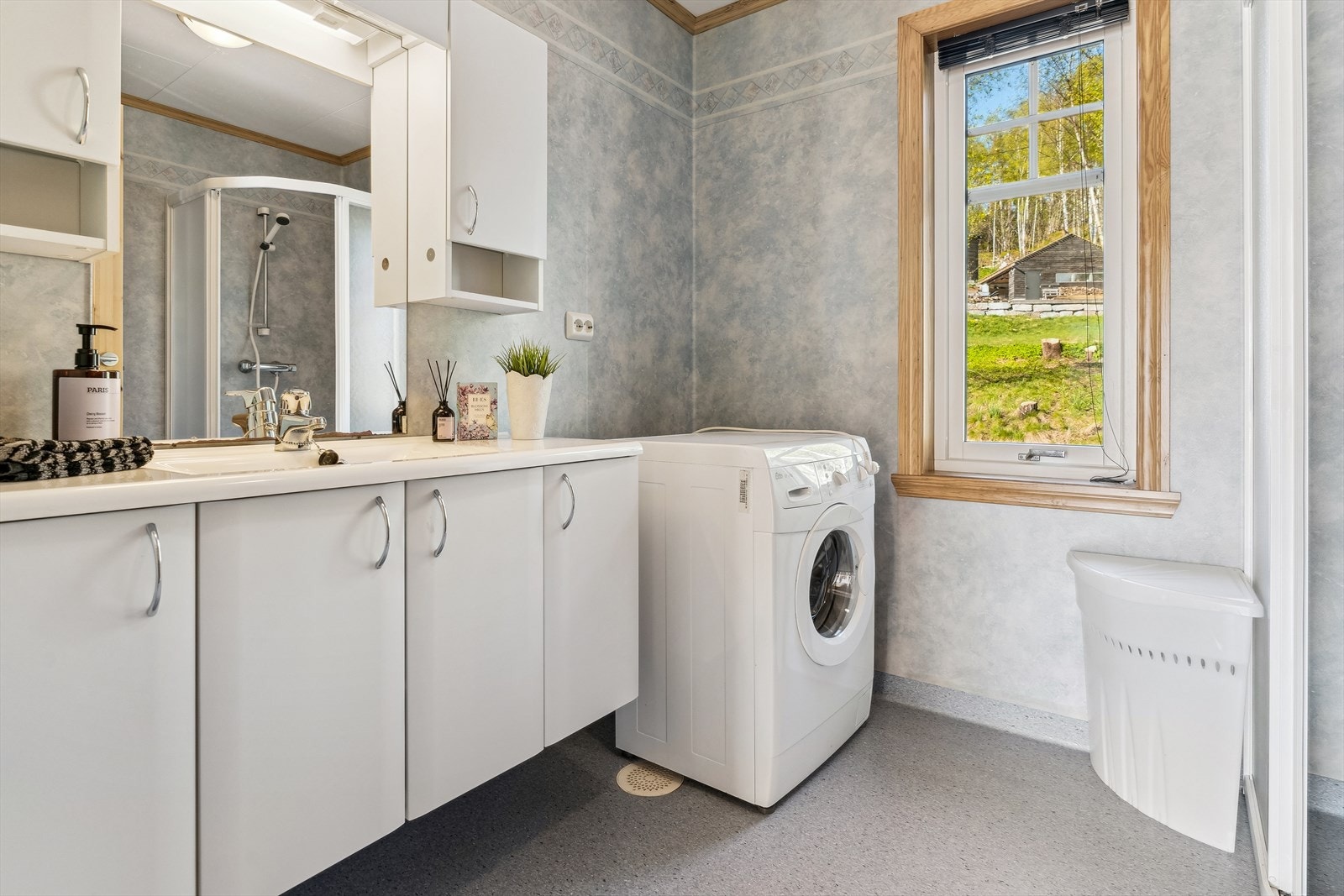 Badet i h.etg. har godt med lagringsplass i innreiinga, samt dusj, toalett og opplegg for vaskemaskin. Galleribilde