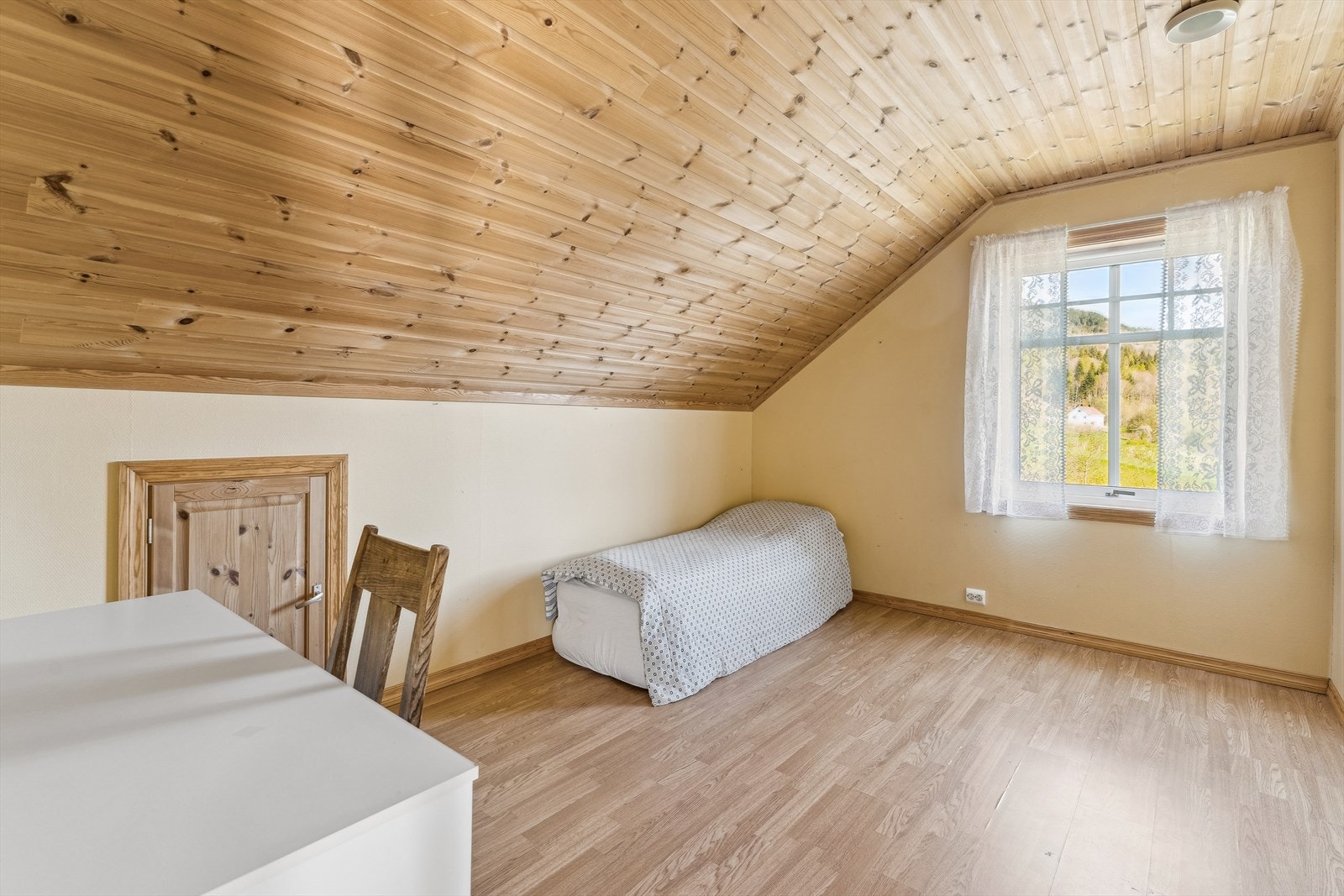 Hoveddelen av bustaden har 3 soverom, i tillegg til eit disponibelt rom som også er nytta som soverom. Galleribilde