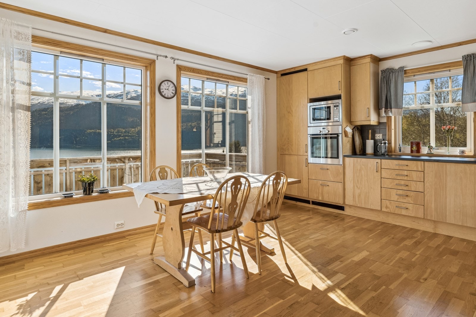 Dei store vindaugsoverflatene er gjennomgåande på heile sørfasaden, og slepp inn rikeleg med dagslys samt den flotte naturen utanfor. Galleribilde