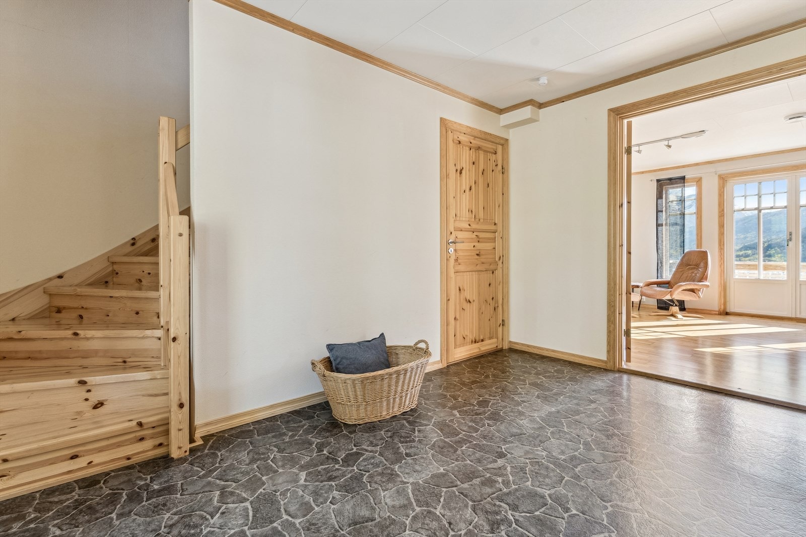 Ein romsleg entrè/hall knytter romma og etasjane i bustaden fint saman, og fører vidare opp til loftsetasjen. Galleribilde