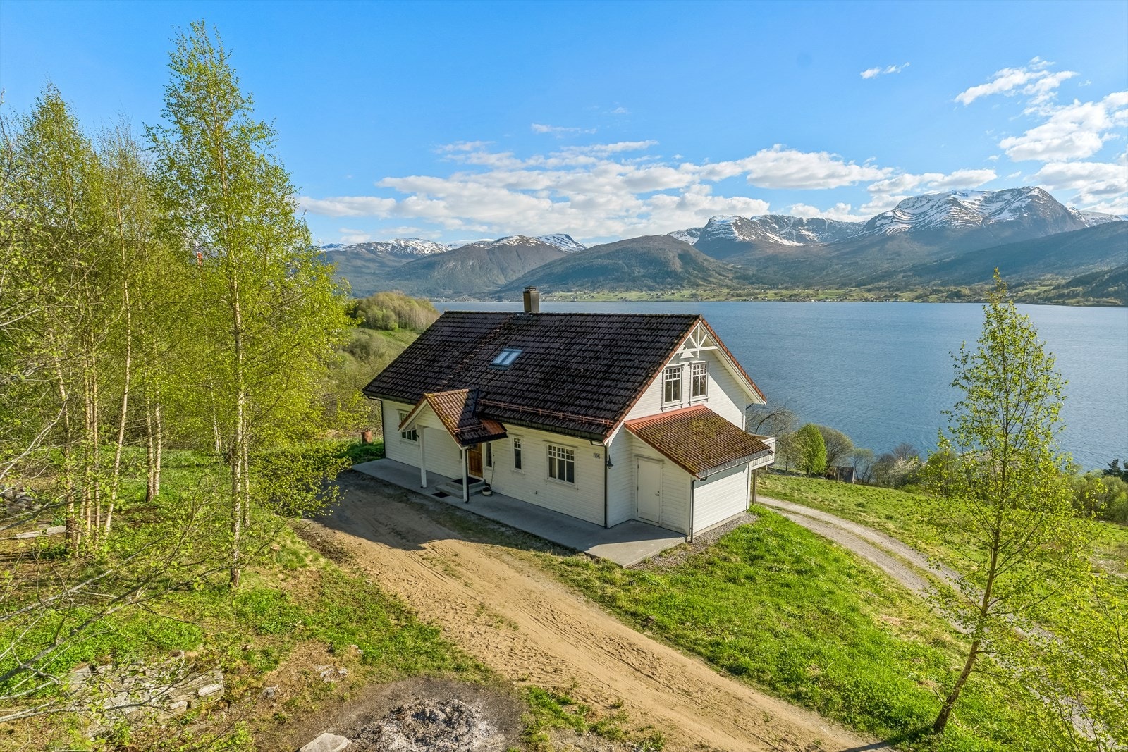 Bustadhuset var oppført i 2006, og ligg fint til med praktfull utsikt over Gloppefjorden. Sandane sentrum er berre ein kort biltur i frå, samtidig som ein er omringa av tur- og friluftsmoglegheiter både ved fjord og fjell. Galleribilde