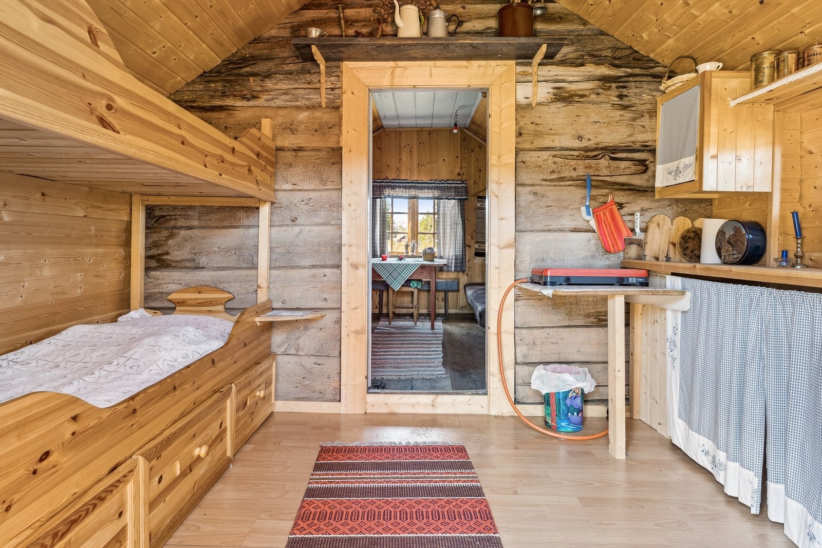 Selet er inndelt i ro rom, og koseleg innreidd med soveplass, kjøkkenkrok og opphaldsrom. I området rundt er det fleire fine stiar og turmoglegheiter. Galleribilde