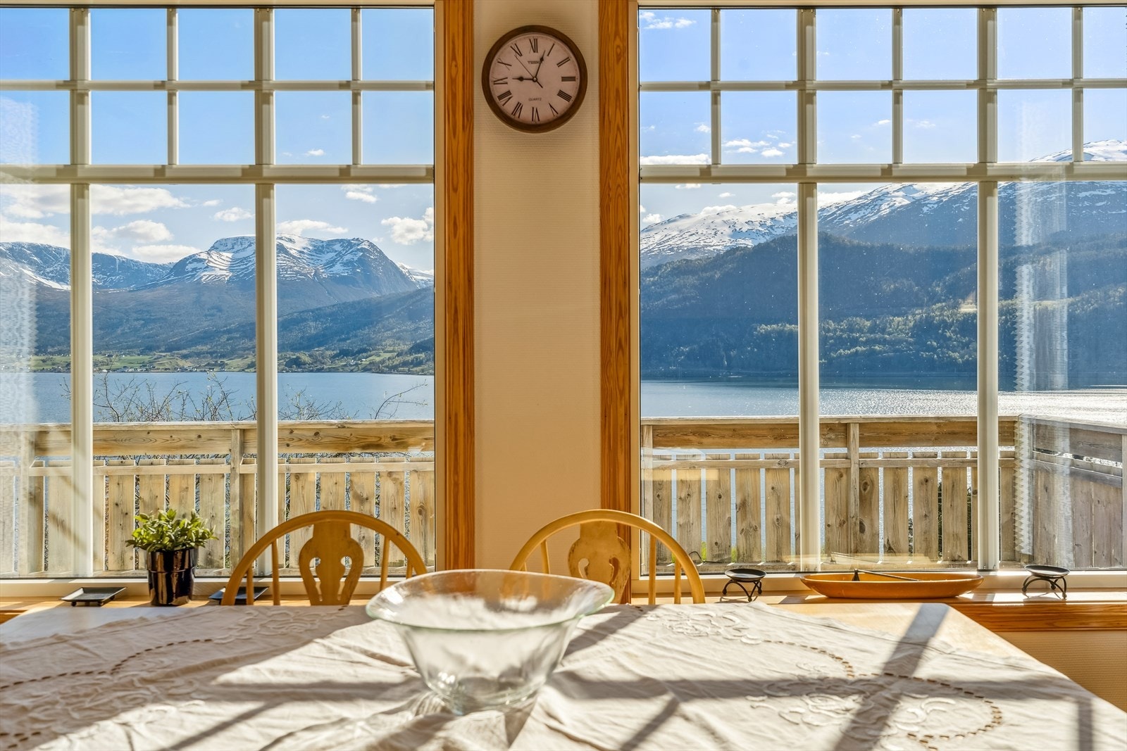 Frå kjøkkenvindauget har ein panoramautsikt over fjorden og snødekte fjelltoppar. Tenk å kunne nyte frukosten sin her! Galleribilde