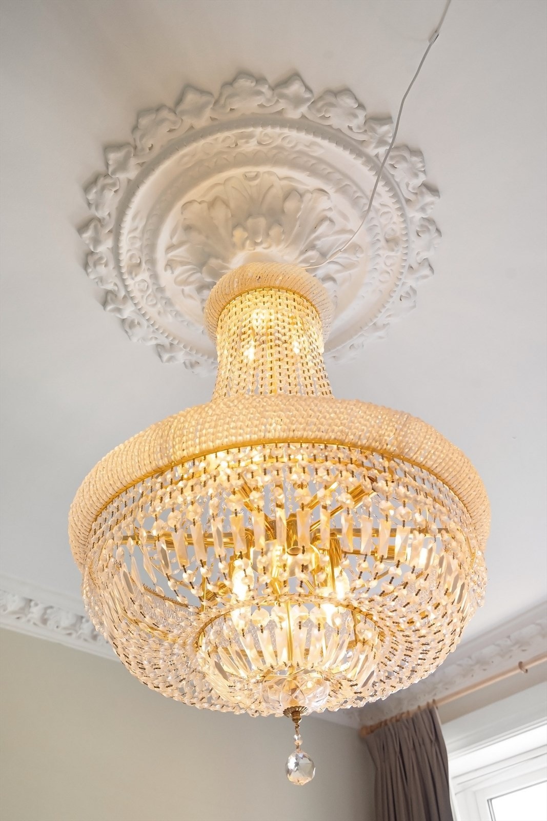 Soverommet har lekre detaljer som rosett og stukkatur Galleribilde