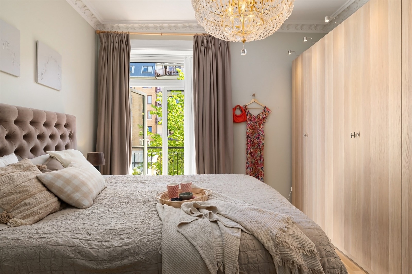 Godt med lysinnslipp fra doble balkongdører som tar deg videre ut til boligens balkong Galleribilde