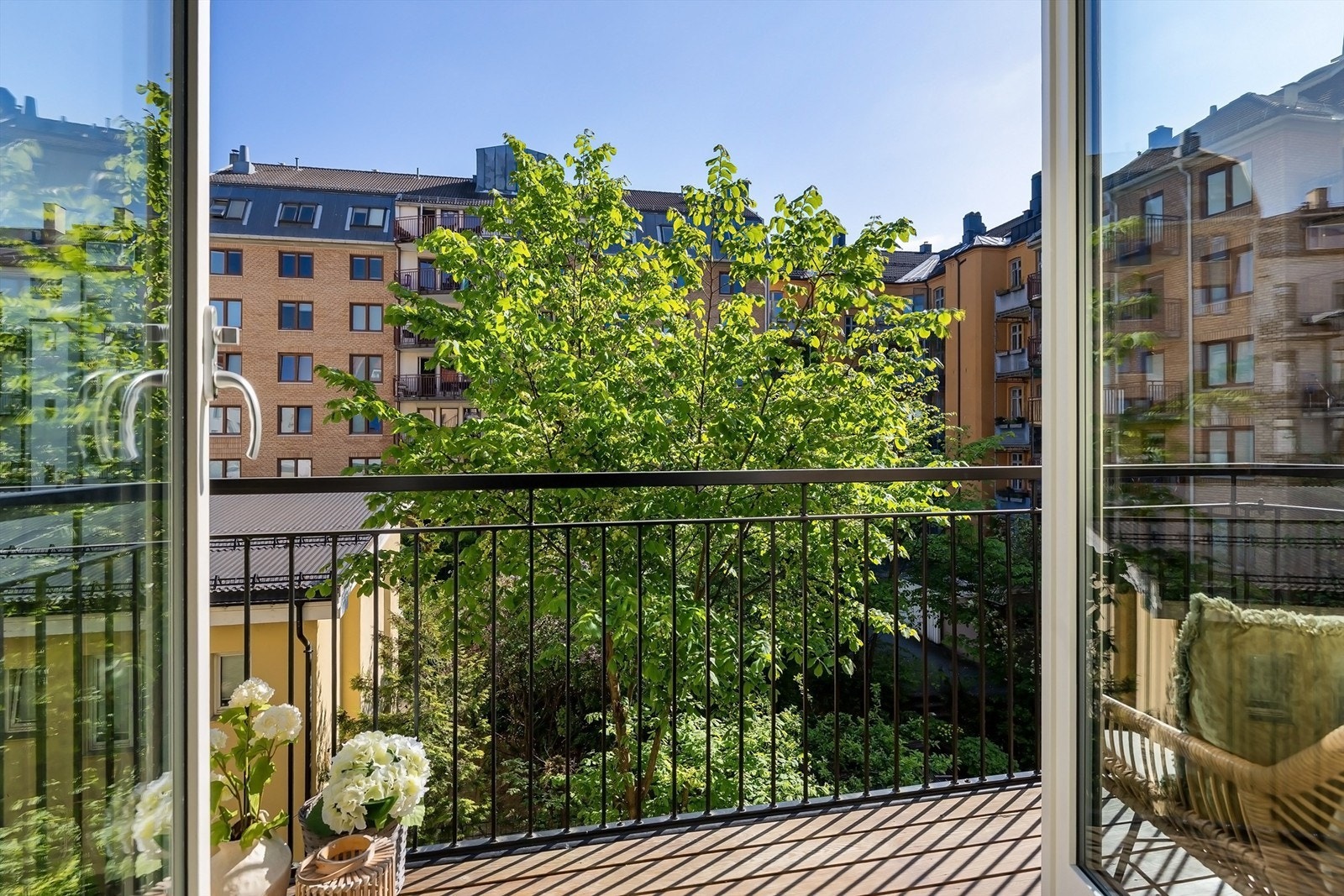 Et herlig uterom som fungerer fint som et ekstra rom sommerstid med god plass til en større sittegruppe og grill Galleribilde