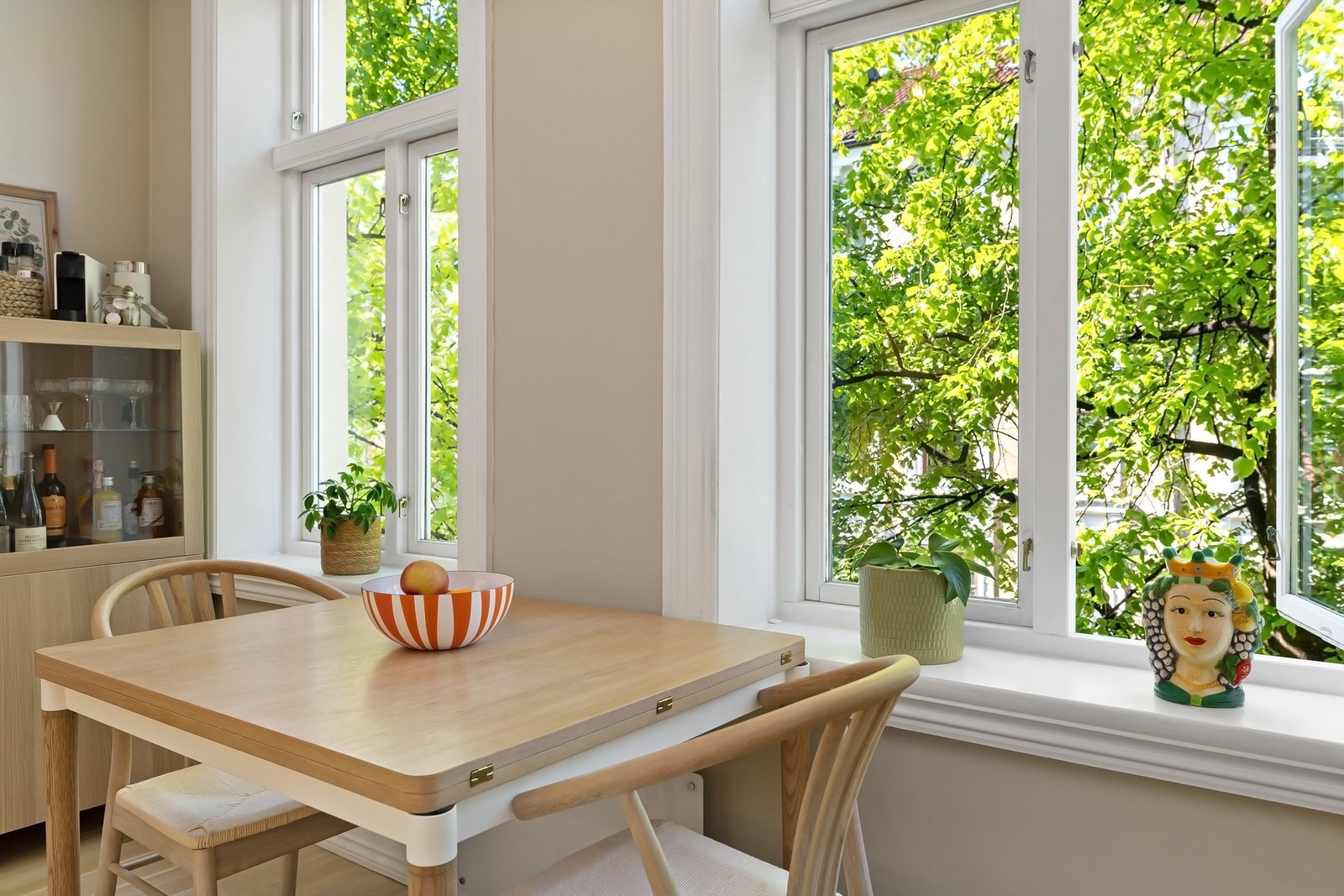Her er det god plass til et hyggelig spisebord langs store vindusflater Galleribilde